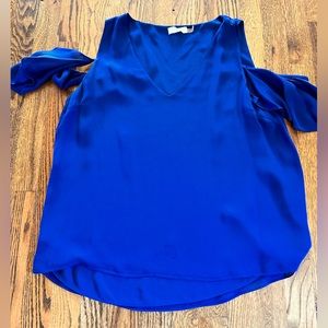 Rami Brook L Blue blouse with flowy cut out sleeve